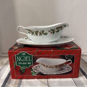 VintageChina Pearl Gravy Boat. Holly And Berry Pattern With Gold Trim.
